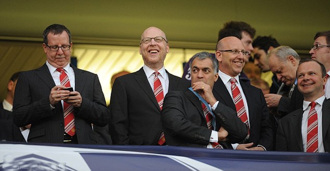 Nhà Glazer phải ‘bán máu’ để trả nợ cho Man Utd